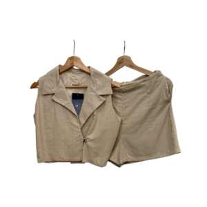 Set short y blusa cuello marron claro