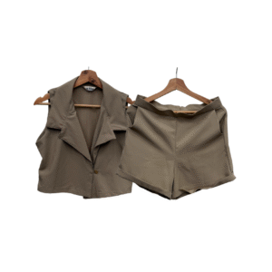 Set short y blusa cuello marron oscuro